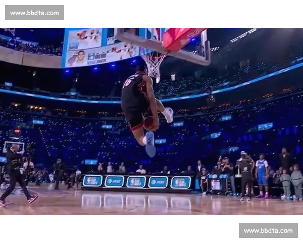 战斧扣篮震撼全场 展现篮球运动极限力量与技巧